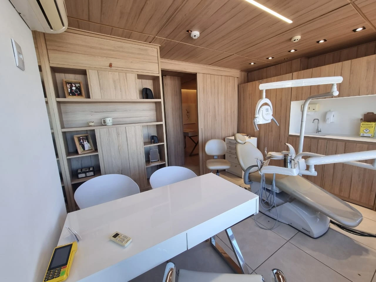 Consultório odontológico moderno e acolhedor - Sala 3