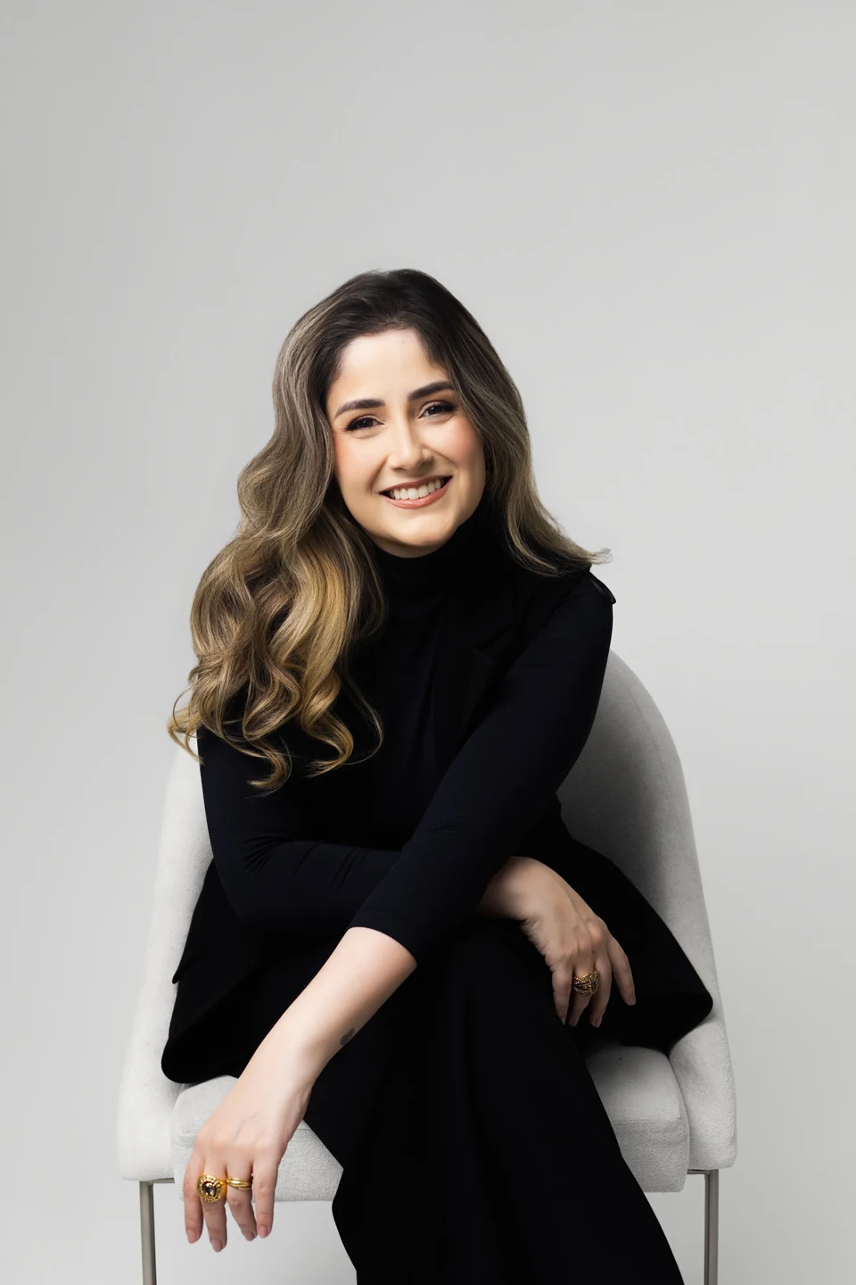 Dra. Bárbara Brondino sorrindo, em retrato profissional